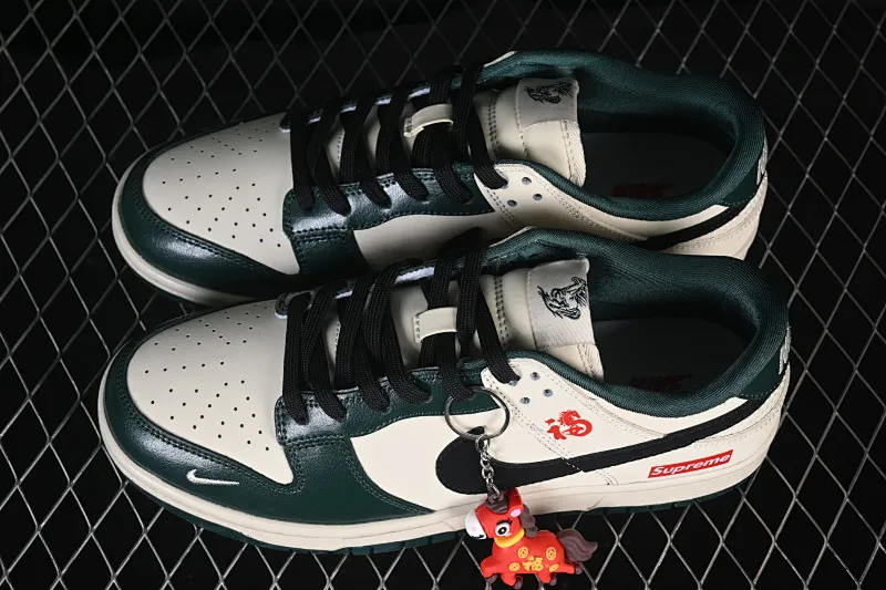 All categories Nk SB Dunk Series Nk SB Dunk Low High-end customized low-top sneakers Nike SB Dunk Low Year of the Horse limited edition Moss green milk apricot High-end customized low-top casual sneakers NH0601-483